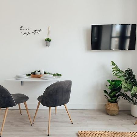 Modern 2 Bedroom Flat In Ilford, London Esterno foto