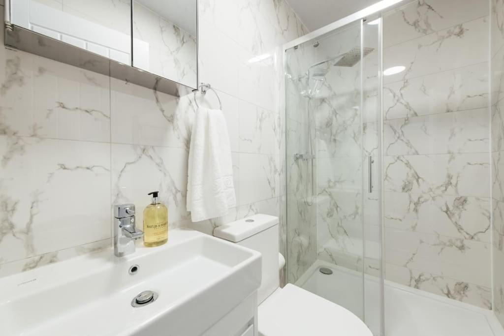 Modern 2 Bedroom Flat In Ilford, London Esterno foto
